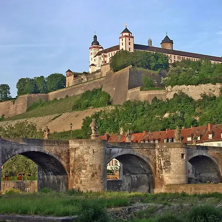 Daire - Old Main Bridge, Own Garage Parking Space Würzburg
