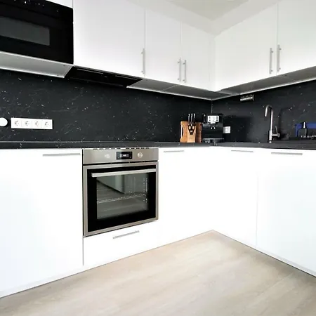 - Old Main Bridge, Own Garage Parking Space *