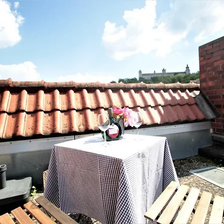 - Old Main Bridge, Own Garage Parking Space * Wurtzbourg